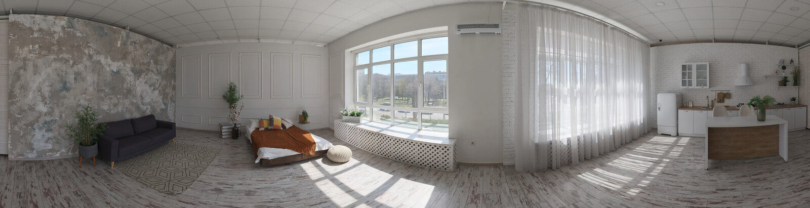 Quarto com uma janela grande e três plantas marcadas: costela-de-adão, lírio-da-paz e orquídea.